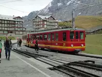 Zahnradtriebwagen BDhe 2/4 der Jungfraubahn (JB), Nr. 209 am 4.10.2013, /
Triebwagen BDhe 2/4 209 der Jungfraubahn JB ( Zahnradbahn 1000mm - Zahnradtriebwagen => Baujahr 1964 => Hersteller SLM Nr. 4483 ) auf dem Bahnhof Kleine Scheidegg im Berner Oberland im Kanton Bern der Schweiz,  dies Fahrzeug wurde zwischenzeitlich ausgemustert und verschrottet

