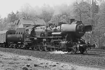 08.05.1982, Dresden-Klotzsche, Lok DR 52 8123 befördert planmäßig den Personenzug von Königsbrück nach Dresden Hbf. 