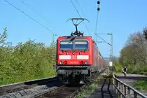 143 263 schiebt ihre RB27 durch Urmitz gen Neuwied. Soeben hat sie die Rheinbrücke in Urmitz überquert. Fotostandort befindet sich direkt am Ende der Brücke am Geländer. 

Urmitz 19.04.2019