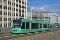 Be 6/8 Combino 307, auf der Linie 14, überquert die Dreirosenbrücke. Die Aufnahme stammt vom 13.03.2019.