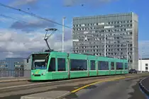 Be 6/8 Combino 319, auf der Linie 14, überquert die Dreirosenbrücke Richtung Haltestelle Novartis Campus. Die Aufnahme stammt vom 13.03.2019.