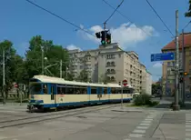 Triebwagen 110 der Wiener Lokalbahn befand sich am 26.5.2018 als Zug 1125 auf dem Weg vom K�rntner Ring in Wien nach Wiener Neudorf. Gerade hat der Zug den Tunnelabschnitt unter dem 
Margareteng�rtel verlassen und ist in die Flursch�tzstra�e eingbebogen. Im Hintergrund sind der Reumannhof und der Metzleinstaler Hof, zwei Gemeindebauten aus der Zwischenkriegszeit zu sehen.