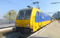 NS/akiem E 186 044 stand am 16.4.19 in Amsterdam Centraal als ICD950 nach Breda auf Gleis 14a.
