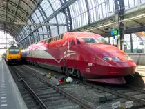 Thalys-PBA 4539 stand am 16.4.1 als THA9370 nach Paris Nord an Gleis 15a in Amsterdam Centraal, während an Gleis 14a NS/ATC E 186 119 als ICD950 nach Breda auf Gleis 14a ab fuhr.