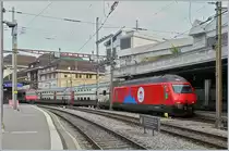 Die SBB Re 460 058-1  100 Jahre Zirkus Knie  wartet mit ihrem IC1 713 in Lausanne auf die Abfahrt.

21. April 2019