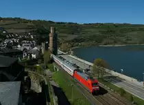 101 047 zog am 19.4.2019 IC 2217 von Züssow über Hamburg und Köln nach Stuttgart durch das romantische Mittelrheintal. In Oberwesel fährt der Zug dabei an der mittelalterlichen Stadtbefestigung mit dem Katzen- und dem Ochsenturm vorbei.