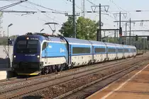 RJ 71 (Brno dolni nadrazi - Graz Hbf.) mit der 1216 236-0 an der Spitze fährt am 22.April 2019 durch die Haltestelle Haidestraße.