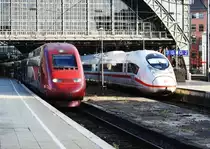 THALYS TGV UND ICE-3 IM HAUPTBAHNHOF KÖLN
Endlich hatte ich am Ostermontag,22.4.2019,im Hauptbahnhof KÖLN die beiden
 Rennpferde  der Schiene,THALIS TGV und ICE 3 mal direkt nebeneiander
im Hauptbahnhof KÖLN-der THALYS war kurz vor der Ausfahrt mit Ziel PARIS....
