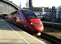 TGV-THALYS VERLÄSST HBF. KÖLN MIT FAHRTZIEL PARIS
Einfach faszinierend,mal so dicht neben dem französischen Superstar der Schiene
zu stehen,wie hier am 22.4.2019 bei der Ausfahrt aus der Bahnhofshalle KÖLN
mit Fahrtziel PARIS.....