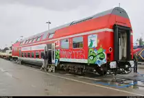 Die DB Sicherheit GmbH und die DB Services GmbH nutzten für ihre Präsentation einen DBuza 747.5 (50 80 25-04 021-5 D-DB) von DB Regio Nordost auf dem Gleis- und Freigelände der Messe Berlin anlässlich des  Tags des Eisenbahners  im Rahmen der Publikumstage zur InnoTrans 2018.
Das Graffiti ist anscheinend beabsichtigt gewesen.
[23.9.2018 | 14:57 Uhr]