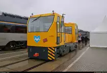 Elektro-Rangierlok ES3000, hergestellt von Express Service OOD, steht auf dem Gleis- und Freigelände der Messe Berlin anlässlich des  Tags des Eisenbahners  im Rahmen der Publikumstage zur InnoTrans 2018.
Weitere Informationen zum Fahrzeug:
https://www.virtualmarket.innotrans.de/de/Elektro-Rangierlok-ES3000,p1647629
[23.9.2018 | 15:00 Uhr]