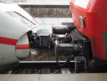 Im Detailbild bei der Abschleppung: BR120-120 1 mit ICE3 angekuppelt in Stuttgart Hbf (Aufnahme 22. Juni 2007 ca. 12:30 Uhr)
