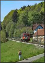 Bei dem Stress dem Bahnverlauf zu folgen und dann noch eine passende Fotostelle zu finden geht schon mal was daneben , vor allem wenn die Strecke anfangs nicht kennt. 
Hier bei Oedt haben H.P. bei nicht Optimalen Sonnenstand den Triebwagen versucht wenigstens richtig EINZUZIRKELN. 
22.04.2019 