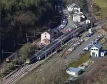Blick vom Aussichtspunkt Hockslay auf den Bahnhof von Kautenbach - So sieht es w�hrend der Woche halbst�ndlich aus, wenn alle Z�ge p�nktlich sind, was wegen der vielen Baustellen auf dem luxemburgischem Schienennetz im Moment selten der fall ist.
Zu sehen links ein Triebzug der BR 2000 welcher die Stichstrecke nach Wiltz bediennt.
Eine Lok der BR 3000 mit dem IC L�ttich in Richtung Luxembourg und ein weiterer IC aus Luxembourg in Richtung L�ttich. 26.02.2019 (Jeanny)
