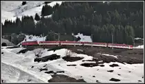 R828 nach Disentis mit der HGe 4/4 II 105 im Aufstieg zum Oberalppass unterhalb Nätschen. (16.04.2019)