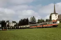 Chemins de fer Fribourgeois Gruyère-Fribourg-Morat GFM
Kesselwagenzug der ehemaligen GFM mit sehr seltener Doppeltraktion RBDe 537 und ABDe 4/4 161 wie ich sie nur ein Mal erleben konnte bei Courtepin im Juli 1991.
Normalerweise wurden damals die RBDe 537 nur im Personenverkehr eingesetzt.
Für die Führung der schweren Ölzüge gelangten regelmässig Doppeltraktionen zum Einsatz.
Foto: Walter Ruetsch