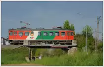 So gut wie fast vor der Haustür (70 km entfernt) aber trotzdem noch nie dort gewesen. Dank Ferkis Idee haben wir am 22.4.2019 der Gleichenberger Bahn einen Besuch abgestattet, und wir sollten es nicht bereuen. Neben traumhaftem Ostermontagswetter war auch die Fotoausbeute an diesem Tag höher als ich mir erwartet habe. Beginnen möchte ich mit der Überstellung des ET 2 (ET 1 ist noch in blau gehalten und dient beim Ausfall des ET 2 als Ersatztriebwagen) vom Bahnhof Feldbach Landesbahn zum ÖBB Bahnhof Feldbach/Raab. 