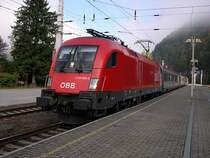 Taurus 1116 055-3 f�hrt am 16.10.2005 mit EC 111 M�nchen-Klagenfurt im Bahnhof Werfen ein. Die IC/EC-Z�ge �bernehmen auf der Tauernbahn Nahverkehrsaufgaben und halten von Schwarzach- St. Veith bis Mallnitz-Obervellach an allen Stationen.