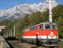 Am 16.10.2005 wartet 2043 022-9 mit einem �bergabezug in Werfen auf die Ausfahrt nach Bischofshofen. Im Hintergrund ist das Tennengebirge zu sehen.