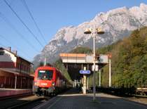 Mit EC 115  W�rthersee  Dortmund-Klagenfurth haben wir Taurus 1016 012-5 am 16.10.2005 beim Halt in Werfen erwischt. Auch dieser Zug wird ab hier zum  Nahverkehrszug . Hat nat�rlich den Vorteil, das man ab dem Ruhrgebiet direkt in die Kurgebiete um Bad Gastein fahren kann.