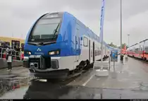 Stadler Dosto Mälartåg der AB Transitio, künftig vermietet an MÄLAB (Mälardalstrafiken), steht auf dem Gleis- und Freigelände der Messe Berlin anlässlich des  Tags des Eisenbahners  im Rahmen der Publikumstage zur InnoTrans 2018.
Weitere Informationen zum Fahrzeug:
https://www.virtualmarket.innotrans.de/de/DOSTO-M%C3%84LART%C3%85G-EMU-AB-Transitio-Schweden,dct5-704
[23.9.2018 | 15:03 Uhr]