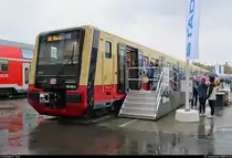 484 002 der S-Bahn Berlin steht auf dem Gleis- und Freigelände der Messe Berlin anlässlich des  Tags des Eisenbahners  im Rahmen der Publikumstage zur InnoTrans 2018.
Weitere Informationen zum Fahrzeug:
https://www.virtualmarket.innotrans.de/de/S-Bahn-Berlin-EMU-Deutschland,dct5-698
[23.9.2018 | 15:04 Uhr]