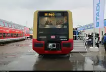 484 002 der S-Bahn Berlin steht auf dem Gleis- und Freigelände der Messe Berlin anlässlich des  Tags des Eisenbahners  im Rahmen der Publikumstage zur InnoTrans 2018.
Führerstand und Innenraum konnten besichtigt werden, allerdings war der Ansturm aufgrund des Regens immens, sodass ich mir dies sparte.
Weitere Informationen zum Fahrzeug:
https://www.virtualmarket.innotrans.de/de/S-Bahn-Berlin-EMU-Deutschland,dct5-698
[23.9.2018 | 15:05 Uhr]