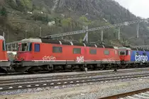 Re 6/6  Prototypen auf dem Abstellgeleise in Bellinzona-San Paolo.
Werden die Re 6/6 mit den Betriebsnummern 11601 „WOLHUSEN“ 1972, 11602 „MORGES“ 1972 sowie 11604 „FAIDO“ 1972 bald zu einem zweiten Leben erweckt oder gar verschrottet? Von der Vorserie bestehend aus den Prototypen 11601 bis 11604 hat bis anhin nur die 11603  „WÄDENSWIL“ 1972 dank RailAdventure überlebt.
Von den vier Ende 1969 bestellten Re 6/6-Lokomotiven, die wesentliche Konstruktionsprizipien  der Re 4/4 II Re 4/4 II aufweisen, wurden die beiden ersten mit geteiltem Kasten (analog RhB Ge 6/6 701-707) ausgeführt.
Beim Bau  der weiteren Re 6/6 11605 bis 11689, die in den Jahren 1975 bis 1980 in Betrieb genommen wurden, hatte man bewusst auf den geteilten  Kasten verzichtet.
Am 11. April 2019 konnten diese Raritäten in einem sehr schlechten Zustand auf einem Bild verewigt werden.
Geschieht nicht doch noch bald ein Wunder, handelt es sich um meine letzten Aufnahmen dieser sehr speziellen Lokomotiven der schweizerischen Bahngeschichte.
Fotostandort zugängliche Wiese, Bildausschnitt Fotoshop.
Foto: Walter Ruetsch    
