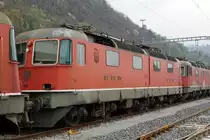 Re 6/6  Prototypen auf dem Abstellgeleise in Bellinzona-San Paolo.
Werden die Re 6/6 mit den Betriebsnummern 11601 „WOLHUSEN“ 1972, 11602 „MORGES“ 1972 sowie 11604 „FAIDO“ 1972 bald zu einem zweiten Leben erweckt oder gar verschrottet? Von der Vorserie bestehend aus den Prototypen 11601 bis 11604 hat bis anhin nur die 11603  „WÄDENSWIL“ 1972 dank RailAdventure überlebt.
Von den vier Ende 1969 bestellten Re 6/6-Lokomotiven, die wesentliche Konstruktionsprizipien  der Re 4/4 II Re 4/4 II aufweisen, wurden die beiden ersten mit geteiltem Kasten (analog RhB Ge 6/6 701-707) ausgeführt.
Beim Bau  der weiteren Re 6/6 11605 bis 11689, die in den Jahren 1975 bis 1980 in Betrieb genommen wurden, hatte man bewusst auf den geteilten  Kasten verzichtet.
Am 11. April 2019 konnten diese Raritäten in einem sehr schlechten Zustand auf einem Bild verewigt werden.
Geschieht nicht doch noch bald ein Wunder, handelt es sich um meine letzten Aufnahmen dieser sehr speziellen Lokomotiven der schweizerischen Bahngeschichte.
Fotostandort zugängliche Wiese, Bildausschnitt Fotoshop.
Foto: Walter Ruetsch    
