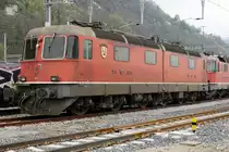 Re 6/6  Prototypen auf dem Abstellgeleise in Bellinzona-San Paolo.
Werden die Re 6/6 mit den Betriebsnummern 11601 „WOLHUSEN“ 1972, 11602 „MORGES“ 1972 sowie 11604 „FAIDO“ 1972 bald zu einem zweiten Leben erweckt oder gar verschrottet? Von der Vorserie bestehend aus den Prototypen 11601 bis 11604 hat bis anhin nur die 11603  „WÄDENSWIL“ 1972 dank RailAdventure überlebt.
Von den vier Ende 1969 bestellten Re 6/6-Lokomotiven, die wesentliche Konstruktionsprizipien  der Re 4/4 II Re 4/4 II aufweisen, wurden die beiden ersten mit geteiltem Kasten (analog RhB Ge 6/6 701-707) ausgeführt.
Beim Bau  der weiteren Re 6/6 11605 bis 11689, die in den Jahren 1975 bis 1980 in Betrieb genommen wurden, hatte man bewusst auf den geteilten  Kasten verzichtet.
Am 11. April 2019 konnten diese Raritäten in einem sehr schlechten Zustand auf einem Bild verewigt werden.
Geschieht nicht doch noch bald ein Wunder, handelt es sich um meine letzten Aufnahmen dieser sehr speziellen Lokomotiven der schweizerischen Bahngeschichte.
Fotostandort zugängliche Wiese, Bildausschnitt Fotoshop.
Foto: Walter Ruetsch    
