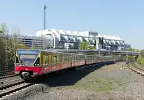 Berlin /S- Bahnhof Westkreuz, einfahrende Ringbahn S42 (BR 480) der S- Bahn Berlin, kommend aus Messe Nord/ ICC. Im Hintergrund, Berliner Funkturm & Messe ICC. Berlin- Charlottenburg /Westkreuz im April 2019.