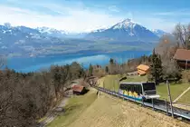 Standseilbahn der Niederhornbahn AG fährt wieder talwärts in Richtung Beatenbucht/Thunersee. Im Hintergrund der Niesen. Aufnahme in der Bergstation Beatenberg vom 1. April 2019, 11:05