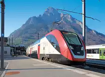 SBB Twindexx RABe 502 kurz vor der Abfahrt in Sargans. Dahinter erhebt sich der Gonzen (1829 m). Aufnahme vom vom 23. März 2019, 17:46