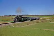 Am Ostersamstag veranstaltete der Martinsberger Lokalbahnverein drei Pendelfahrten zwischen Zwettl und Waldhausen. Nach Klein Schönau verläuft die Strecke durchgehend im Wald. Danach kommt sie mit einigen Gleisbögen und im perfekten Licht wieder zum Vorschein. Im Bild die 92.2271 mit ihrer Zweiachsergarnitur. (20.04.2019)