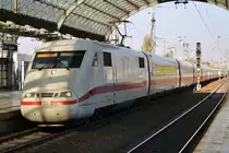 401 570-7 erreicht am 19.4.2019 als ICE703 von Hamburg-Altona nach München Hauptbahnhof den Bahnhof Berlin Spandau. 