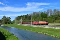 1142 682 + 1142 668 mit einem Güterzug am 24.04.2019 bei Wartberg an der Krems. 