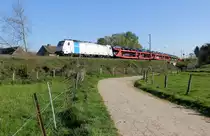 186 294-5 von Railpool/Lineas kommt aus Richtung Aachen-West und fährt die Gemmenicher-Rampe hoch mit einem langen Mercedes-Zug aus Kornwestheim(D) nach Zeebrugge-Ramskapelle(B) und fährt gleich in den Gemmenicher-Tunnel hinein. 
Aufgenommen von einem Weg in Reinartzkehl.
Bei schönem Frühlingswetter am Morgen vom 20.4.2019.