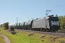 Mit einem leeren Kesselzug aus Glattburg (CH) fuhr am Mittag des 13.10.2017 die MRCE/SBBCI 185 571-7 bei Hügelheim durchs Markgräflerland in Richtung Norden.