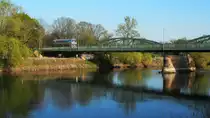 670 003  Fürstin Louise  fährt am Karfreitag des Jahres 2019 im letzten Sonnenlicht dem Ziel Dessau entgegen und überquert hier die Mulde. Parallel fahrend und am Zugende zu sehen ist ein Radfahrer. 

Dessau, der 19.04.2019