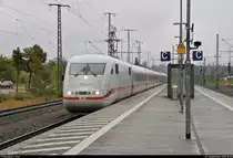 An jenem Sonntag Ende September 2018 zeigte sich der Herbst von seiner garstigen Seite. Auf dem Rückweg von der InnoTrans in Berlin nach Halle (Saale) musste aufgrund einer Zugverspätung ein längerer Aufenthalt in Lutherstadt Wittenberg Hbf eingelegt werden. Für kurze Zeit traute ich mich für ein paar Aufnahmen nach draußen, ehe ich wieder ins warme Empfangsgebäude zu den anderen Reisenden flüchtete (war ich doch erst an diesem Tag aus dem sommerlichen Spanien zurückgekommen).
Auf diesem Bild durchfährt 401 ??? als ICE 801 (Linie 18) von Kiel Hbf nach München Hbf selbigen Bahnhof auf Gleis 2.
[23.9.2018 | 18:20 Uhr]