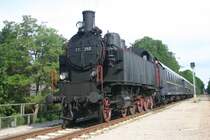 Die Dampflok 77.250 auf dem Viadukt kurz vor dem Bahnhof Bad Sauerbrunn. Kurz vor dem Bef�llen mittels Tankwagen der FF Bad Sauerbrunn.Aufgenommen wurde die Lok der Firma Brenner und Brenner am 23.6.07 