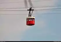 Tele-Blick auf eine der beiden 12-eckigen Kabinen der Hafenseilbahn Barcelona (E) (Teleférico del puerto Barcelona).
Aufgenommen vom Plaça de les Drassanes.
(Über der Gondel wehte mir spontan ein Blatt einer Pflanze ins Bild. Leider habe ich nur diese einzige Aufnahme davon.)
[18.9.2018 | 17:36 Uhr]