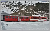 Zwei Wagen der Dampfbahn Furka Bergstrecke verharren noch im Winterschlaf in Realp. (16.04.2019)