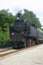 BR 77.250 der Firma Brenner u. Brenner auf dem Viadukt Bad Sauerbrunn bei der Einfahrt. Anschlie�end ein halbst�ndiger Aufenthalt im Bahnhof zum f�llen des Wasservorrats mittels Tankwagen der Feuerwehr Bad Sauerbrunn (23.6.07)