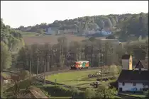 Eigentlich wollte ich H.P. dieses Bild überlassen weil er die tolle Idee hatte auf den Hügel zu fahren , leider hat´s bei ihm nicht ganz geklappt und somit zeigen  WIR  euch das letze Bild meiner Serie der Gleichenbergerbahn. 

Einen großen Bogen macht der ET2 als letzter Zug des Tages um die Wirtschaft. 

Danke an H.P. für die Mitfahrgelegenheit ! 


22.04.2019 kurz vor Oedt. 
