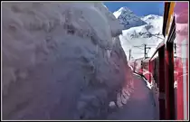 Die vom starken Wind verfrachteten Schneemassen beginnen mit der Frühlingssonne langsam zu vereisen. R4621 mit ABe 8/12 3508 kurz vor Ospizio Bernina 2253m. (17.04.2019)