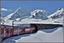 Unterhalb vom Piz Cambrena 3604m erreicht der R4621 mit ABe 8/12 3508 die Schutzgalerie Arlas. (17.04.2019)