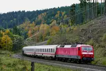 12.10.2017: Frankenwaldbahn auf der südlichen Seite zwischen Pressig-Rothenkirchen und Steinbach am Wald,  IC 2355 Berlin - München wird von den Lokomotiven 120 114 und 120 147 sicher zu Tal gebracht.