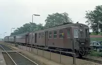 DSB Mo 1805 + Cl + Cl + Mo **** Bahnhof Veksø am 5. Juli 1970. - Der dieselelektrische Triebwagen 1805, der zwei 250 PS Frichs-Dieselmotoren des Typs 6185CA hatte, wurde 1951 von der Firma Frichs (in Århus / Aarhus) hergestellt. - Der fotografierte Zug, der die Bahnstrecke Ballerup - Frederikssund bediente, fuhr Richtung Ballerup; heute bedienen die Linien C und H der Kopenhagener S-Bahn diese Bahnstrecke. - Scan eines Farbnegativs. Film: Kodak Kodacolor X.