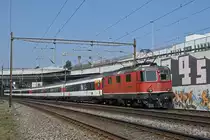 Re 4/4 II 11154 fährt Richtung Bahnhof Muttenz. Die Aufnahme stammt vom 24.03.2019.